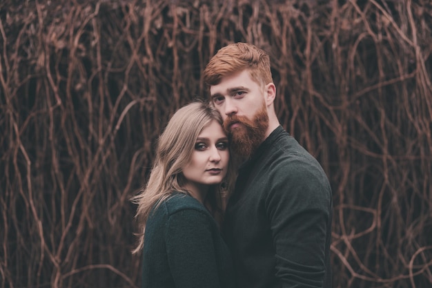 Portrait de couple romantique - tête rouge homme et femme étreignant à l'extérieur