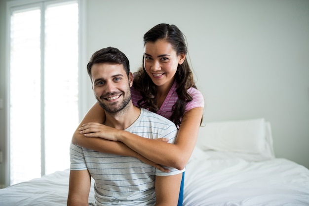 Portrait de couple s'embrassant dans la chambre à la maison