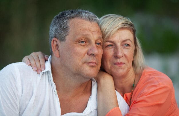 Photo portrait d'un couple s'embrassant à l'extérieur