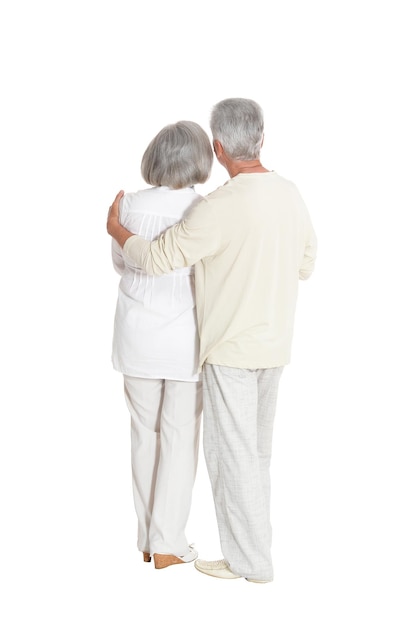 Portrait de couple senior posant isolé sur fond blanc