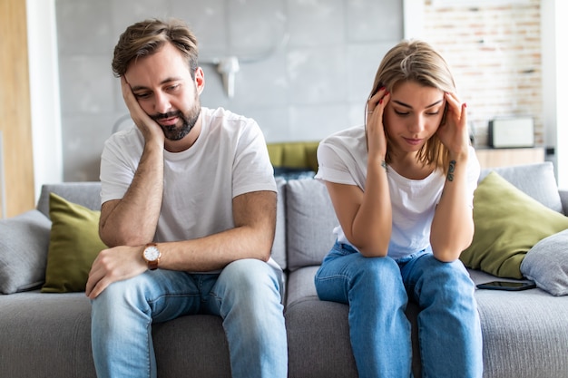 Portrait De Couple Sont Assis Sur Le Canapé Et Se Disputent.