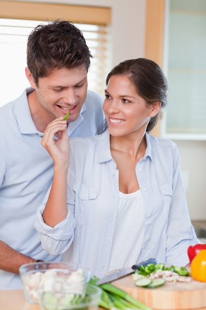 Portrait d&#39;un couple souriant cuisine