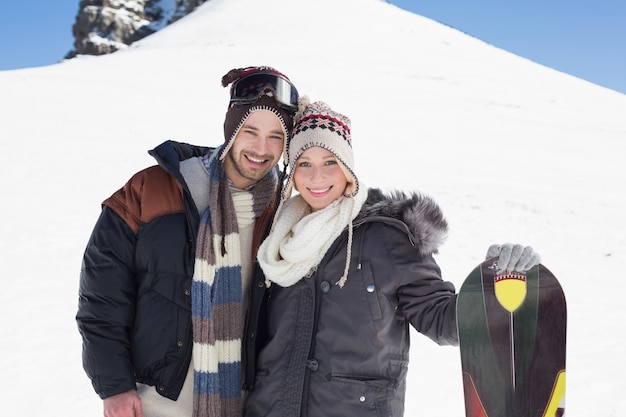 Portrait, de, a, couple souriant, dans, vestes, à, planche ski