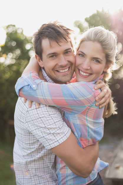 Portrait d&#39;un couple souriant embrassant dans le parc