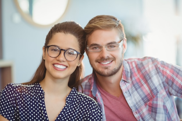 Portrait de couple souriant portant des lunettes