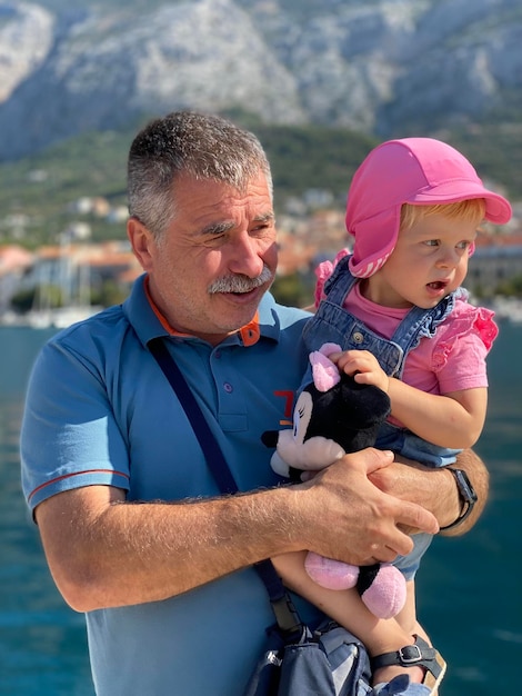 Photo portrait d'un couple souriant avec sa fille