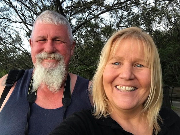 Photo portrait d'un couple souriant