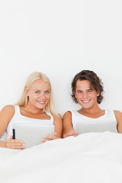 Portrait d&#39;un couple avec des tablettes