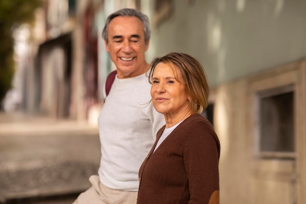 Portrait d'un couple de touristes âgés se promenant à l'extérieur.