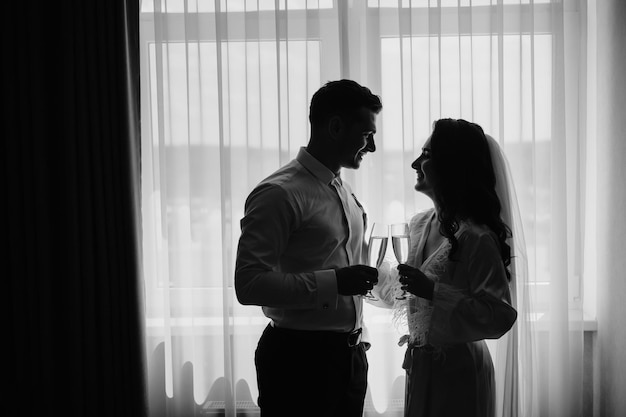 portrait de couple avec des verres de champagne portrait silhouette de couple