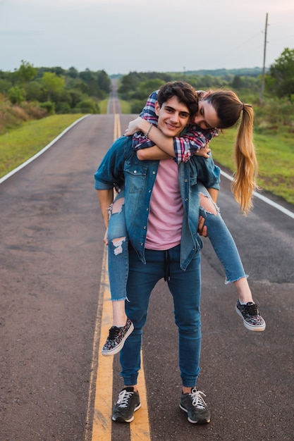 Portrait d'un couple de voyageurs amoureux arrêt sur la route