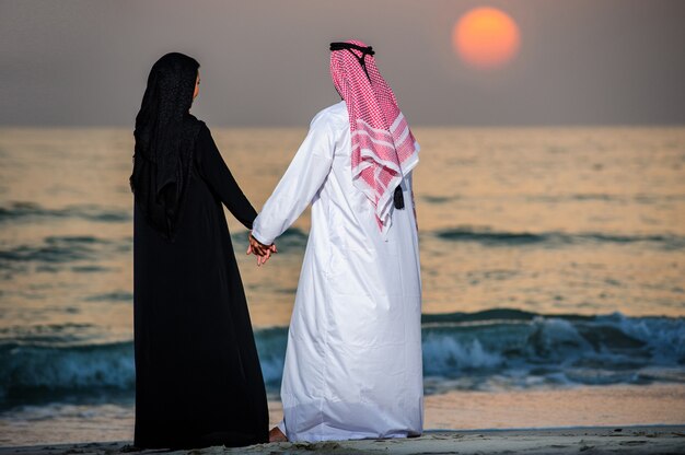 Photo portrait de couple yang habillé arabe.