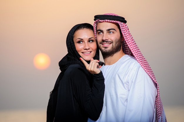 Portrait de couple yang habillé arabe.