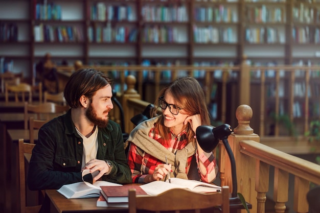 portrait, de, couples étudiants, dans, bibliothèque