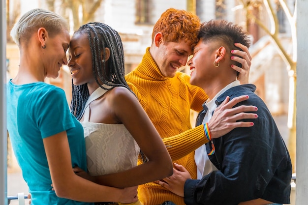 Photo portrait de couples de garçons homosexuels et de filles lesbiennes embrassés en se donnant un baiser concept lgtb