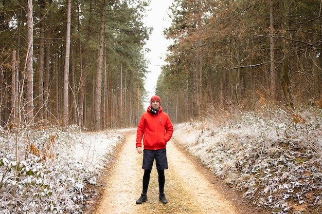 Portrait d'un coureur en pleine nature