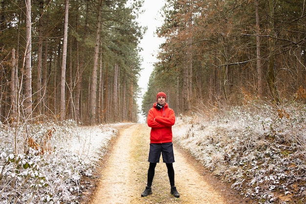 Portrait d'un coureur en pleine nature