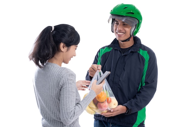 Portrait de courrier de livraison heureux souriant isolé sur fond blanc