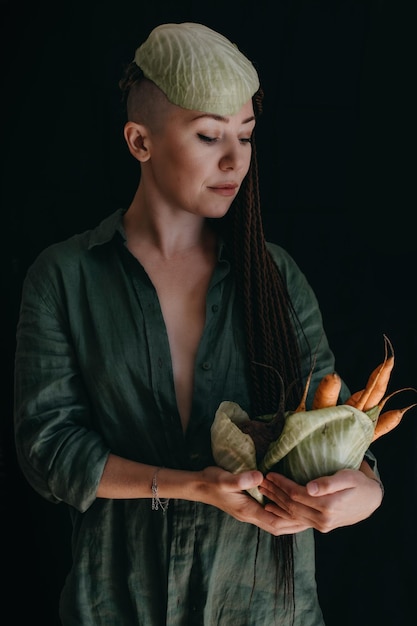 Portrait créatif d'une femme végétalienne tenant des légumes véganisme végétarisme régime à base de plantes