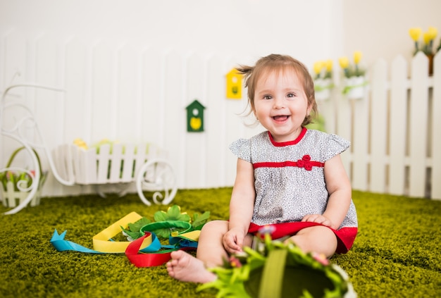 Portrait De Curieuse Petite Fille Aux Pieds Nus En Robe