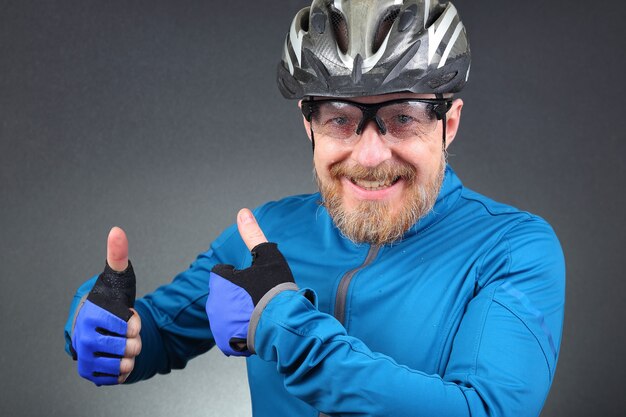 Portrait de cycliste barbu en riant heureux