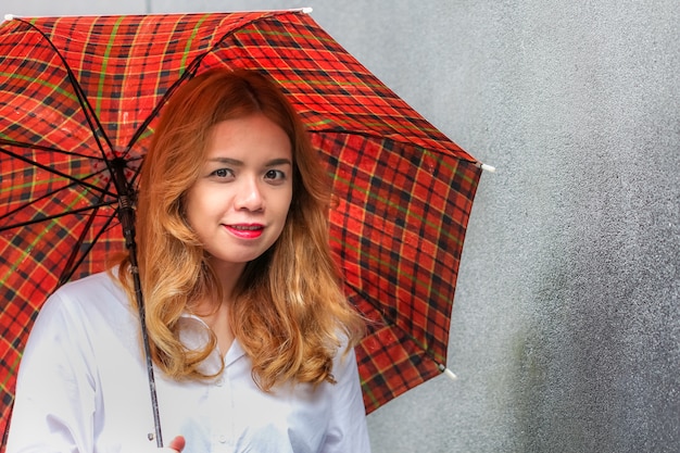 Portrait, dame, tenue, rouge, parapluie