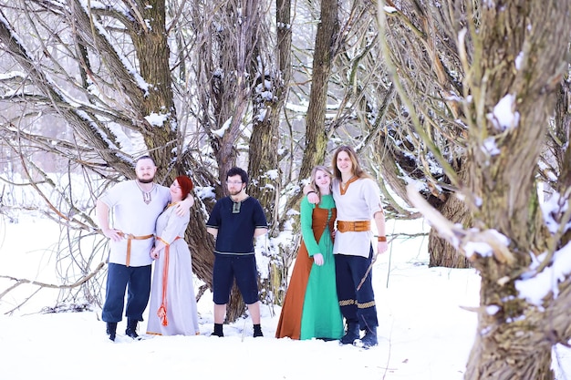 Portrait dans le parc d'hiver. Tenues slaves et scandinaves sur une personne. Un homme dans une forêt puissante.