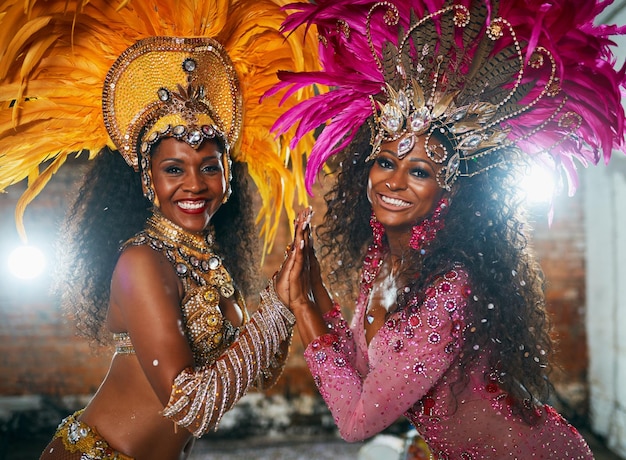 Portrait de danseuse et carnaval pour un événement artistique ou un festival de rue en tant que défilé ou divertissement au Brésil Mode et célébration féminine pour un spectacle de fête ou une culture en tant que tradition à Rio de Janeiro