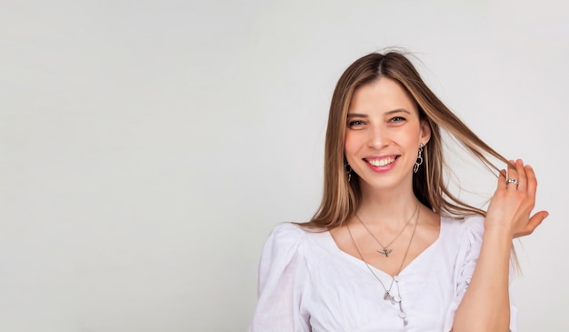 Portrait décontracté d'une jolie jeune femme blonde avec une coiffure souriant joyeusement