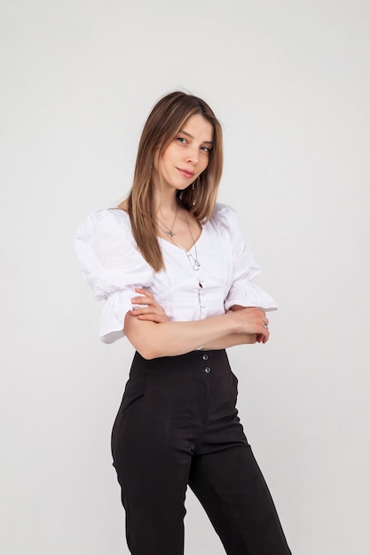 Photo portrait décontracté d'une jolie jeune femme blonde avec une coiffure souriante joyeusement, montrant des émotions tout en se sentant heureuse et insouciante. jeune fille gaie mignonne regardant la caméra sur fond blanc