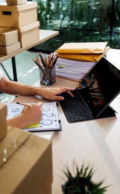 Portrait de démarrage de petites entreprises Propriétaires de PME deux femmes asiatiques vérifient les commandes en ligne Vente de produits travaillant avec des boîtes travail indépendant au bureau à domicile PME entreprise en ligne petite moyenne entreprise