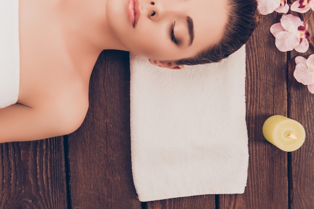 Portrait de demi-visage de belle jeune femme dans un sauna