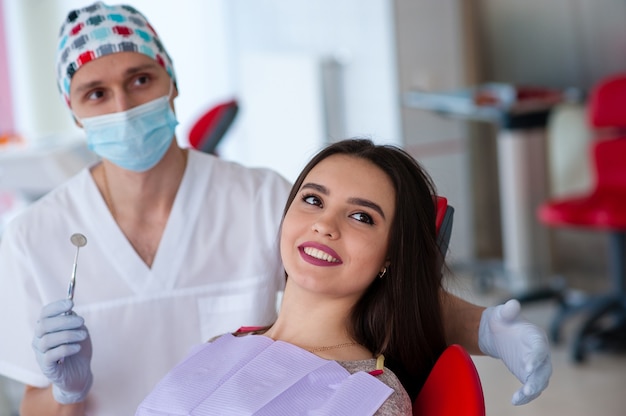 Portrait d'un dentiste et d'une belle femme en dentisterie