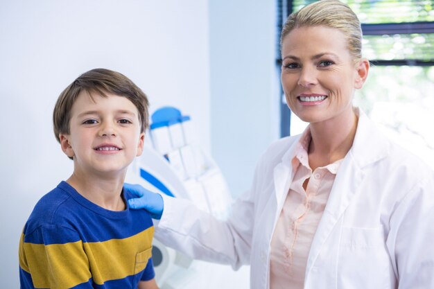 Portrait de dentiste heureux avec garçon