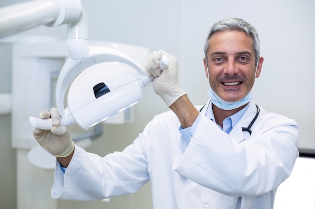 Portrait d'un dentiste souriant