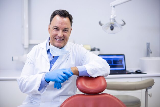 Portrait de dentiste souriant