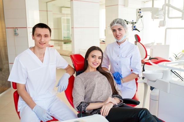 Portrait de dentistes et fille heureuse