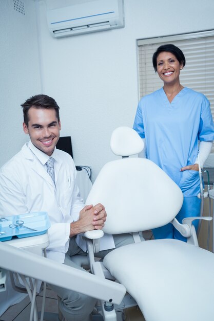 Portrait de dentistes souriants