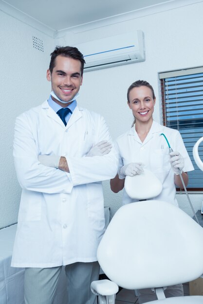 Portrait de dentistes souriants