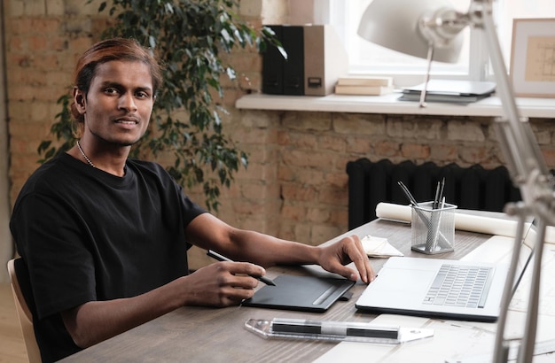 Photo portrait d'un designer indien au bureau