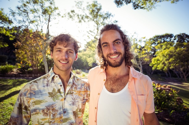 Portrait de deux amis masculins souriant