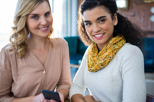 Portrait de deux amis souriants