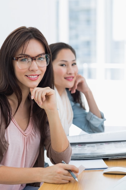 Portrait de deux artistes féminins occasionnels travaillant au comptoir