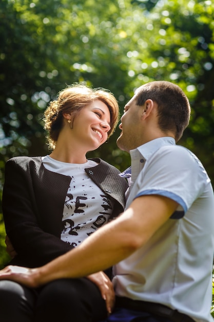 Portrait de deux beaux jeunes amoureux