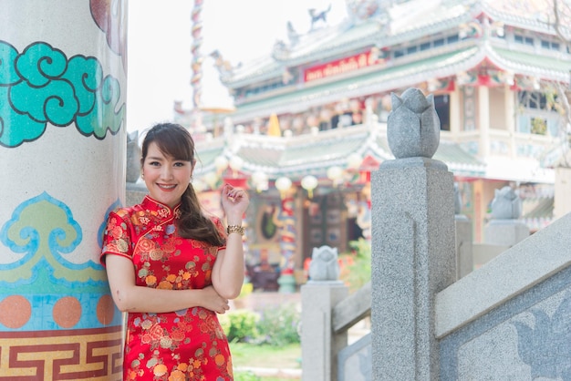 Portrait de deux belles femmes asiatiques en robe CheongsamThailand peopleHappy Chinese new year concept