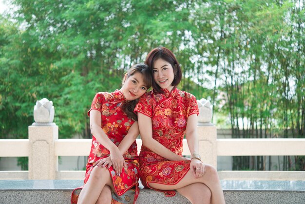 Portrait de deux belles femmes asiatiques en robe CheongsamThailand peopleHappy Chinese new year concept