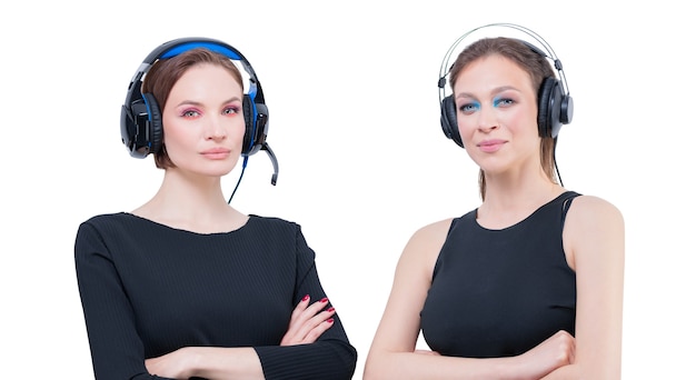 Portrait de deux belles femmes avec des casques. Notion de support technique. Technique mixte