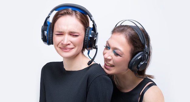 Portrait de deux belles femmes avec des casques. Notion de support technique. Technique mixte