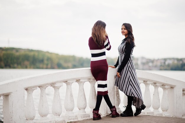 Portrait de deux belles jeunes adolescentes indiennes ou sud-asiatiques en robe au pont de la rivière