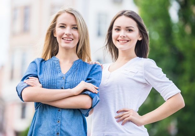 Portrait de deux belles jeunes femmes regardant la caméra.